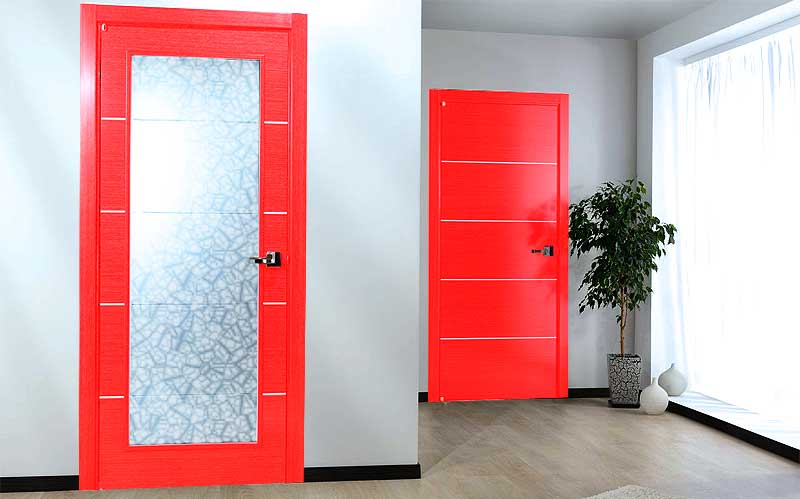 Двери межкомнатные нестандартного красного цвета в интерьере квартиры