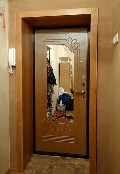 Фотография дверь Аргус 13 в квартиру с зеркалом.