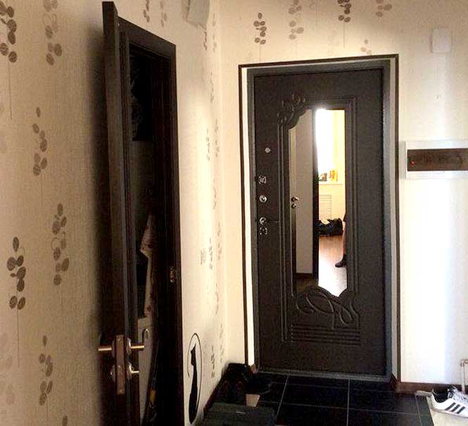 Фотография металлической двери с зеркальной вставкой и панелью венге.