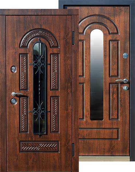 Дверь в частный дом с влагостойкими панелями, стеклопакетом и ковкой.